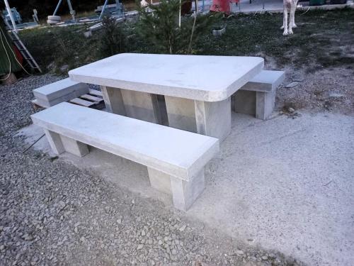 Set-masa-cu-banci
